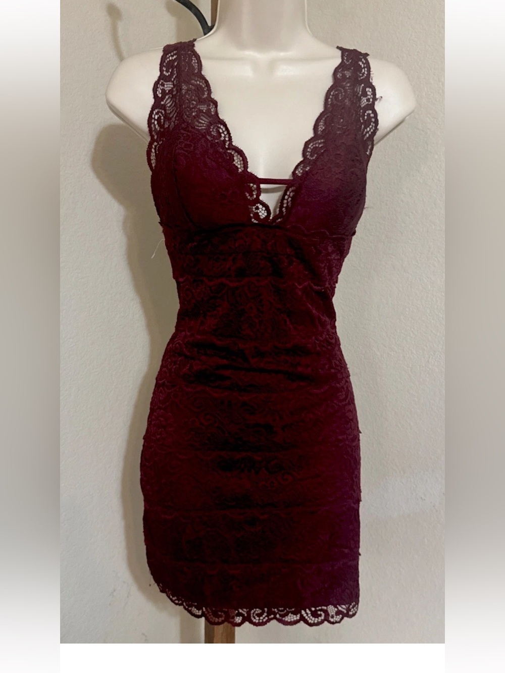 Burgundy Lace Sleeveless Dress – Deep V‑Neck & Scalloped Hem Size Medium